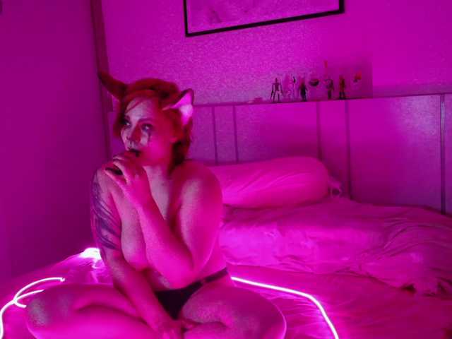 Red-RoxyFoxy live cam on BongaCams