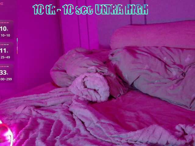 Red-RoxyFoxy live cam on BongaCams
