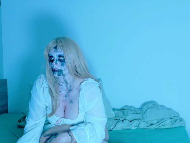 Red-RoxyFoxy live cam on BongaCams