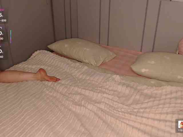 Red-RoxyFoxy webcam