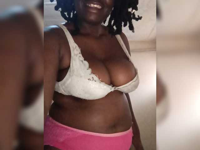 Roxynoir1 live cam on BongaCams
