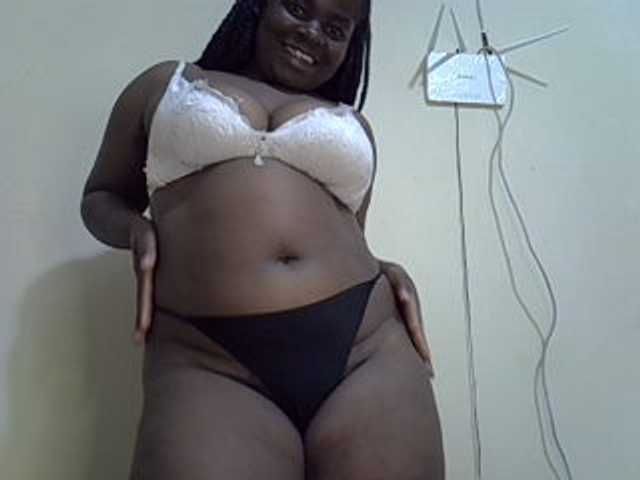 Roxynoir1 live cam on BongaCams