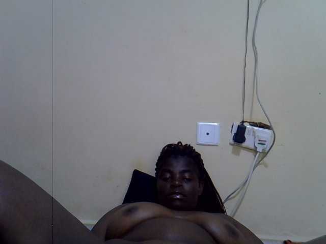 Roxynoir1 live cam on BongaCams