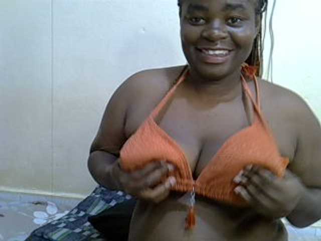 Roxynoir1 live cam on BongaCams