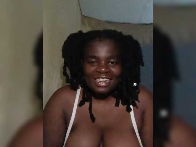 Roxynoir1 live cam on BongaCams