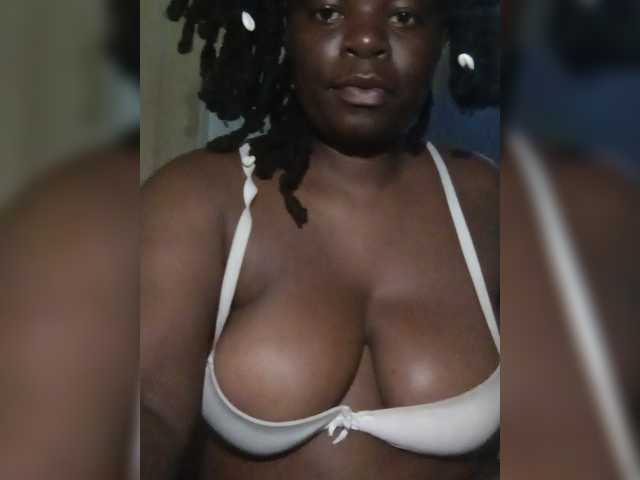 Roxynoir1 live cam on BongaCams