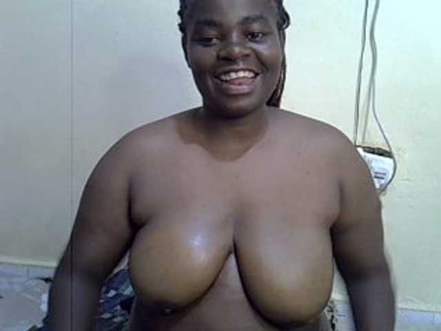 Roxynoir1 live cam on BongaCams