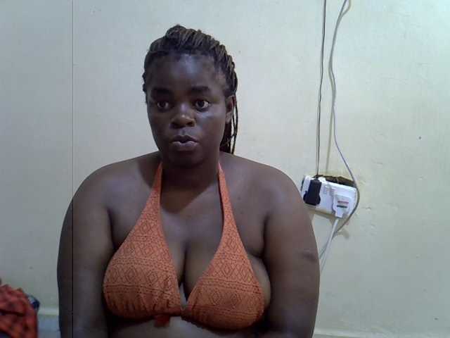 Roxynoir1 live cam on BongaCams