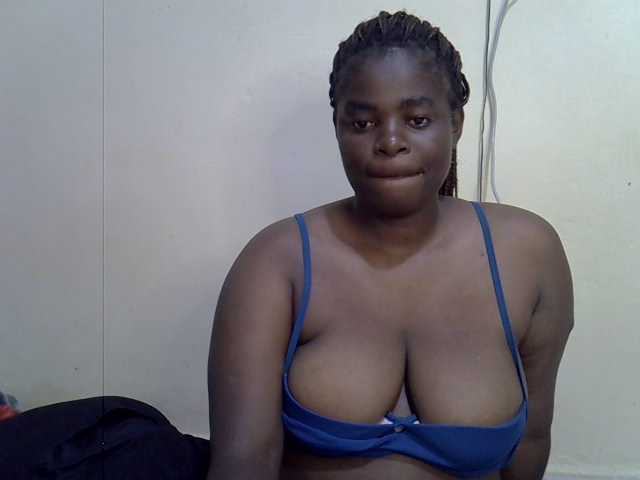 Roxynoir1 live cam on BongaCams