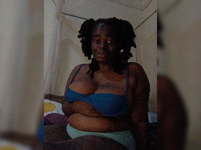 Roxynoir1 live cam on BongaCams