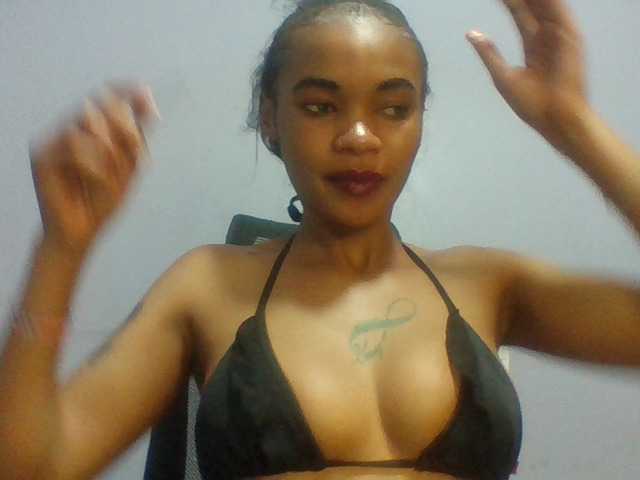 Prettie-brownskin live cam on BongaCams