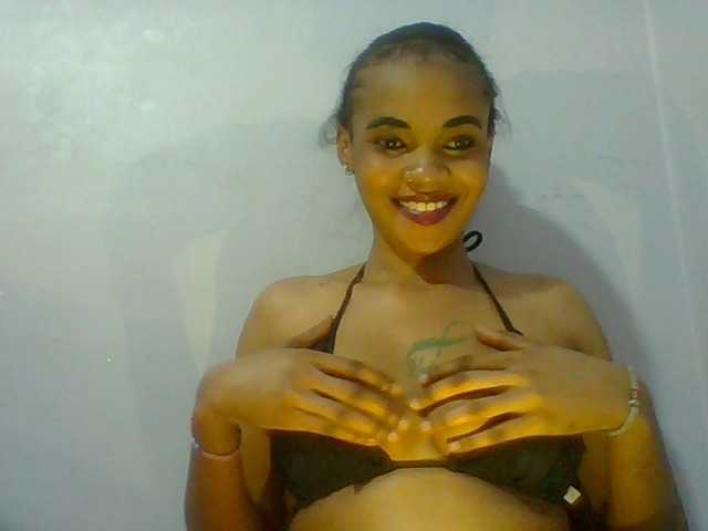 Prettie-brownskin live cam on BongaCams