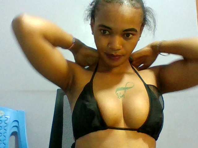Prettie-brownskin live cam on BongaCams