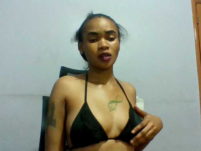 Prettie-brownskin live cam on BongaCams