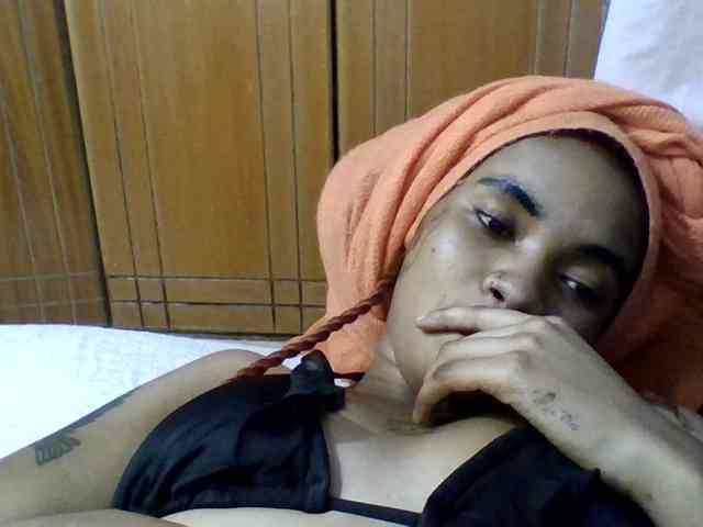 Prettie-brownskin webcam