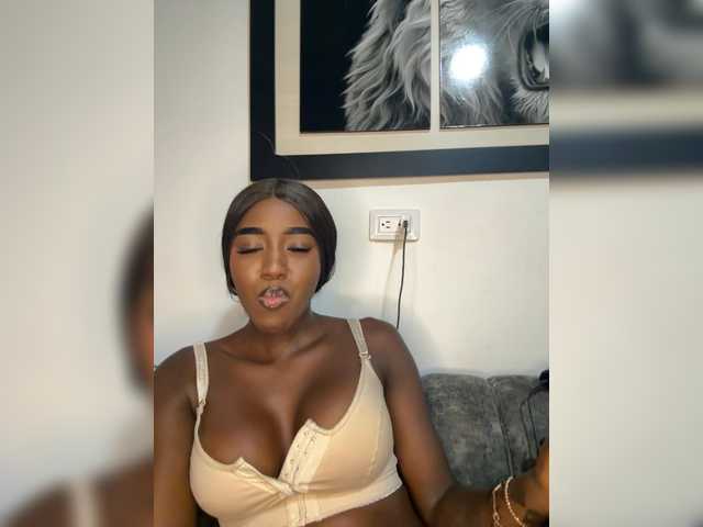 NahomiEbony01 live cam on BongaCams