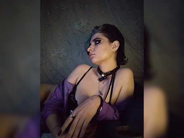 UntouchableSquirtWitch live webcam show