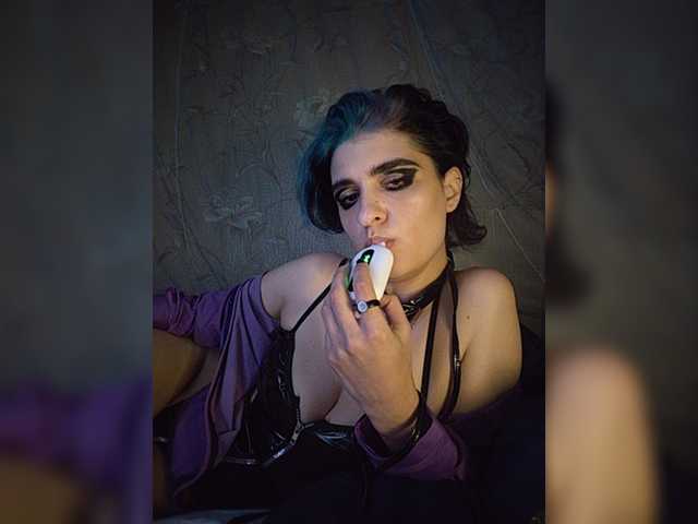 UntouchableSquirtWitch live webcam show