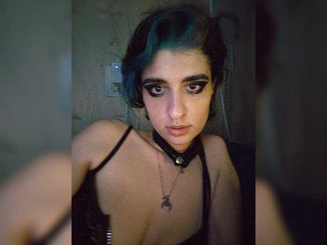 UntouchableSquirtWitch live webcam show