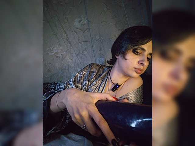 CyberSquirtCuckQueen live webcam show