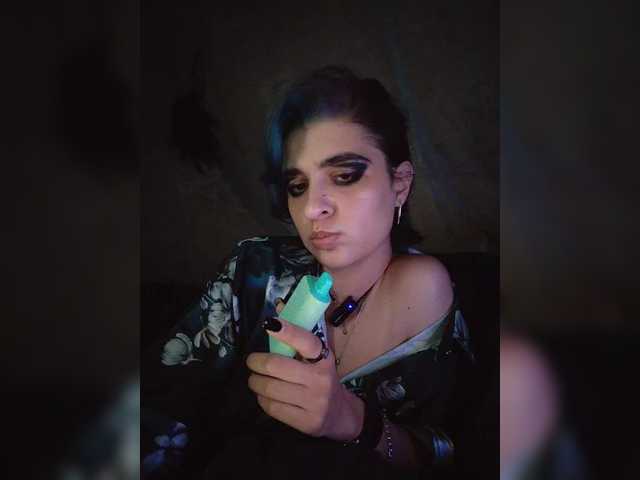 le modèle UntouchableSquirtWitch est en webcam porno dans un show sur le site bongacams, il possède les tags suivants: White/Caucasian,Brunette,Shaved