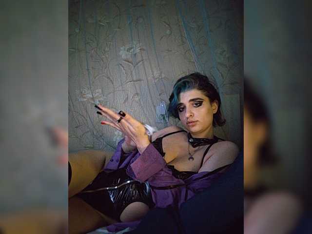 UntouchableSquirtWitch live webcam show