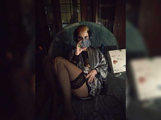 CrazySquirtSiren — live female cam