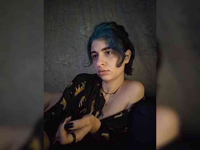 UntouchableSquirtWitch webcam