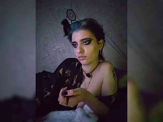 UntouchableSquirtWitch webcam