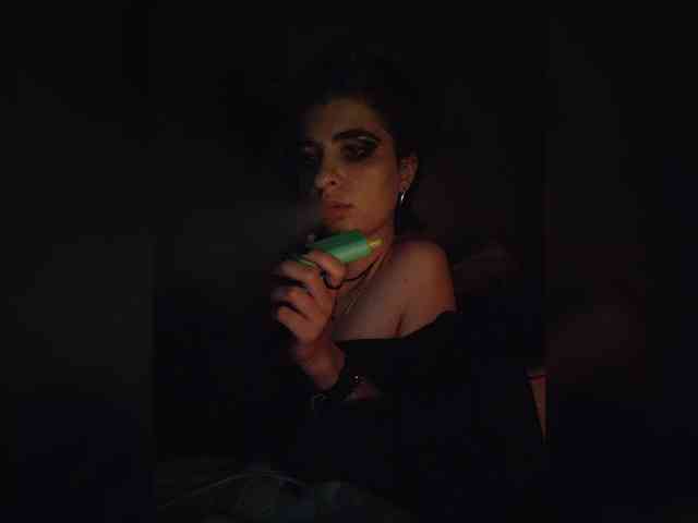UntouchableSquirtWitch webcam