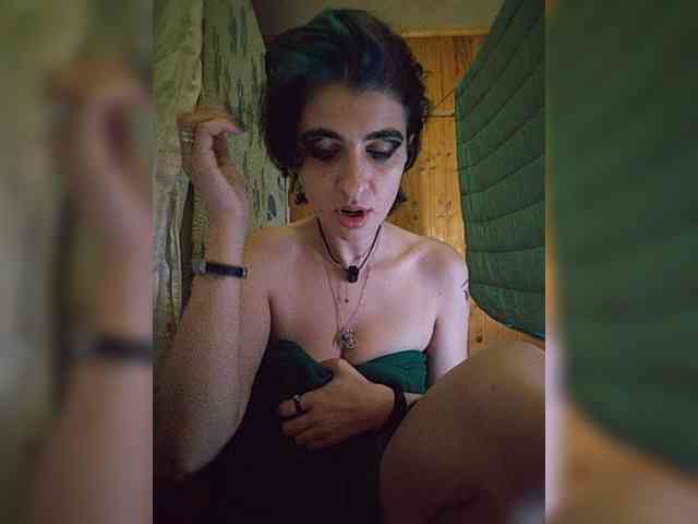UntouchableSquirtWitch webcam