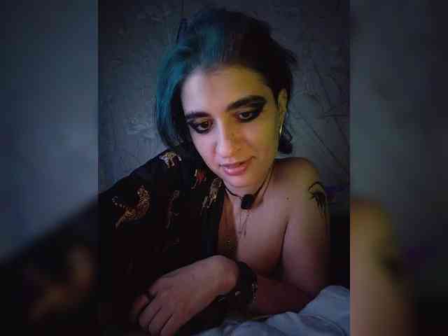UntouchableSquirtWitch webcam