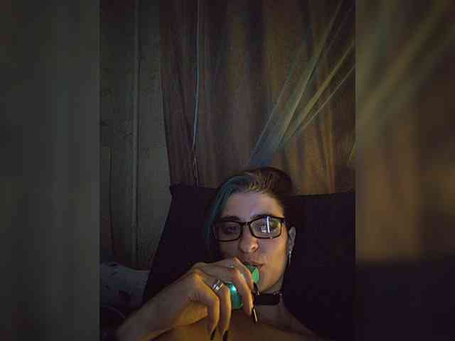 UntouchableSquirtWitch webcam