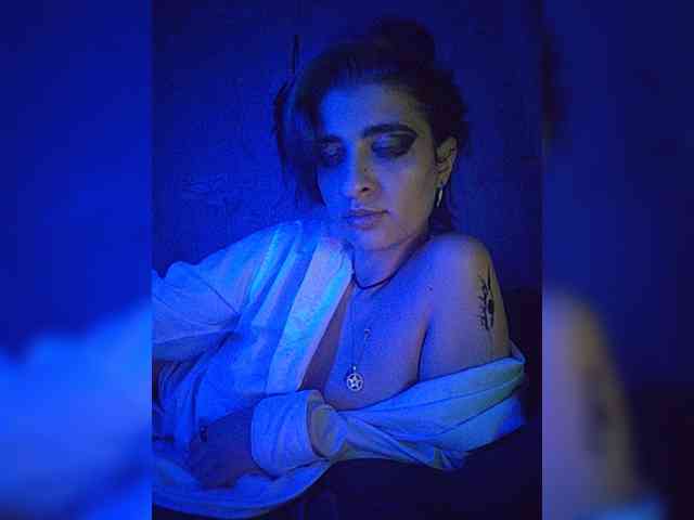 UntouchableSquirtWitch webcam