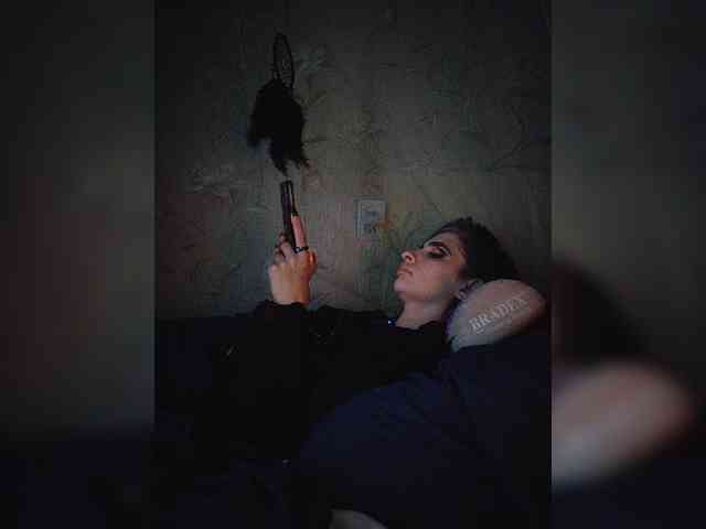 UntouchableSquirtWitch webcam