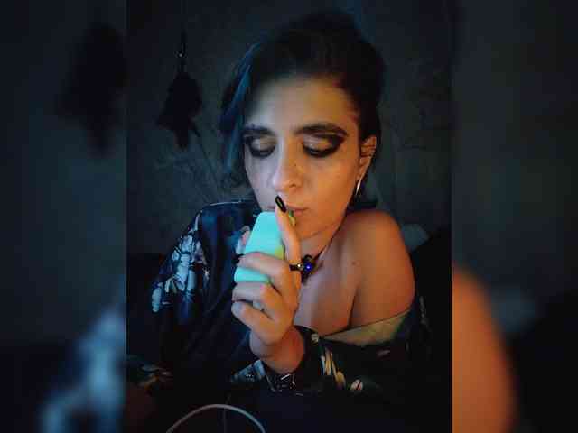 UntouchableSquirtWitch webcam