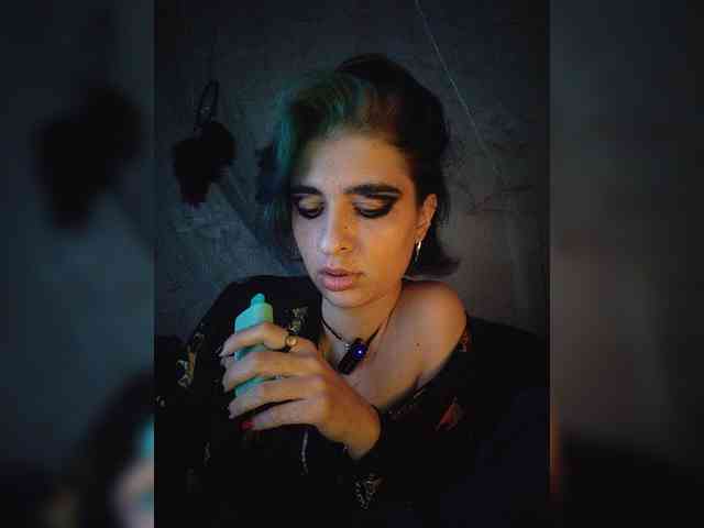 UntouchableSquirtWitch webcam