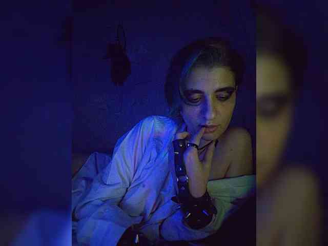UntouchableSquirtWitch webcam