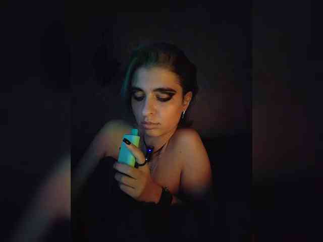 UntouchableSquirtWitch webcam