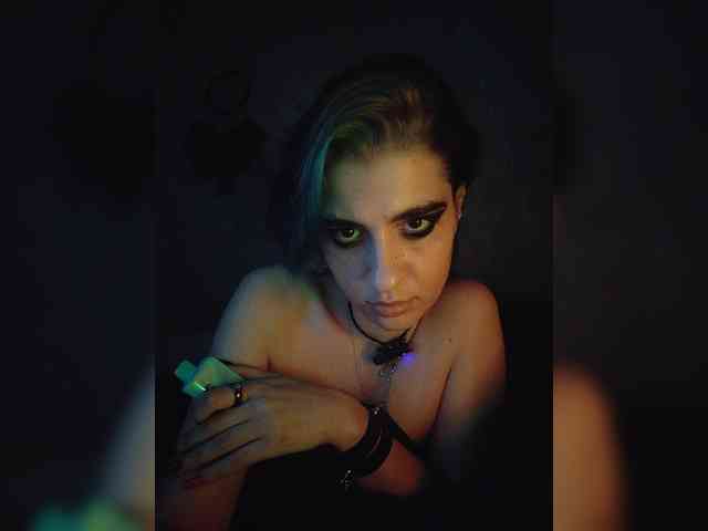 UntouchableSquirtWitch webcam