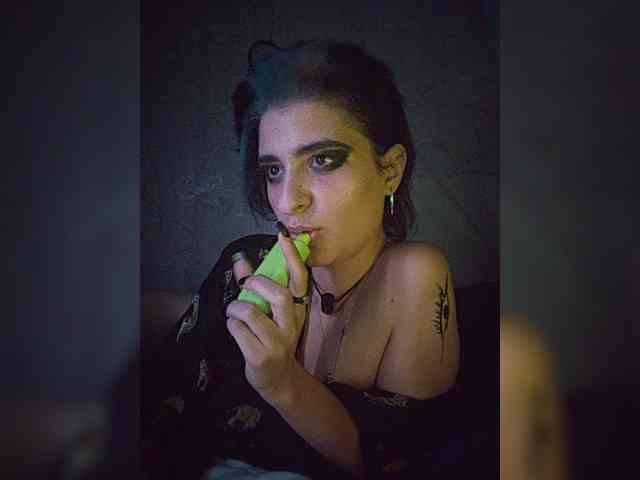 UntouchableSquirtWitch webcam