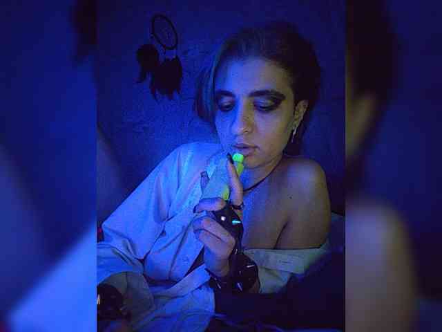 UntouchableSquirtWitch webcam