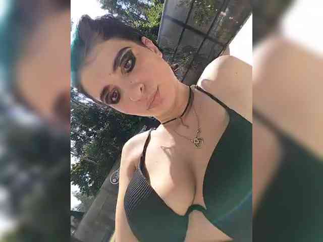 UntouchableSquirtWitch webcam