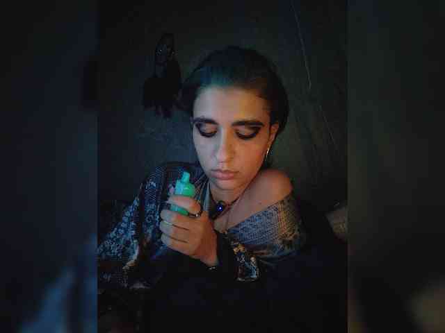 UntouchableSquirtWitch webcam
