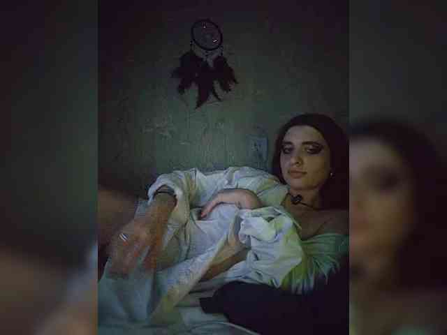 UntouchableSquirtWitch webcam