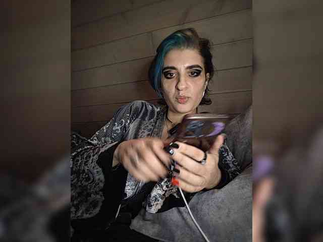 UntouchableSquirtWitch webcam