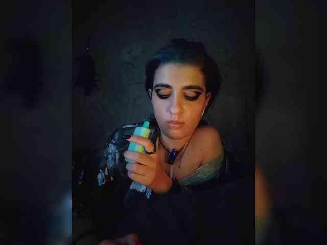 UntouchableSquirtWitch webcam