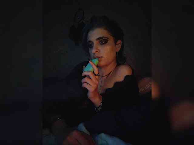 UntouchableSquirtWitch webcam