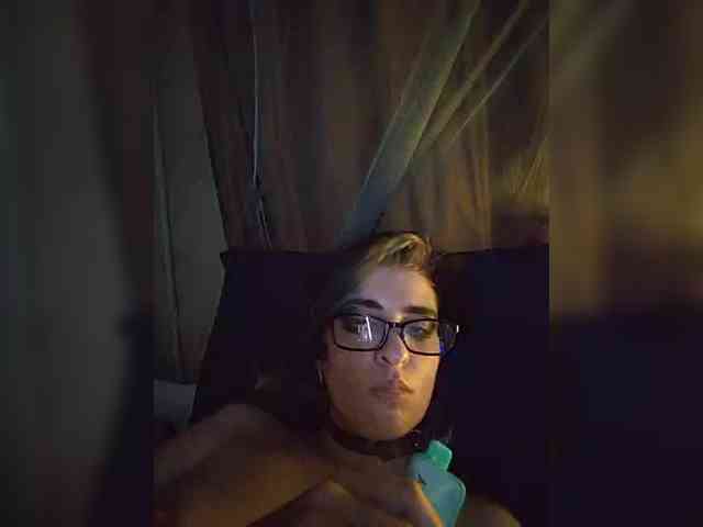 UntouchableSquirtWitch webcam