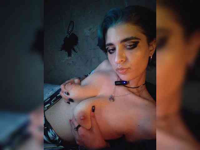 UntouchableSquirtWitch webcam